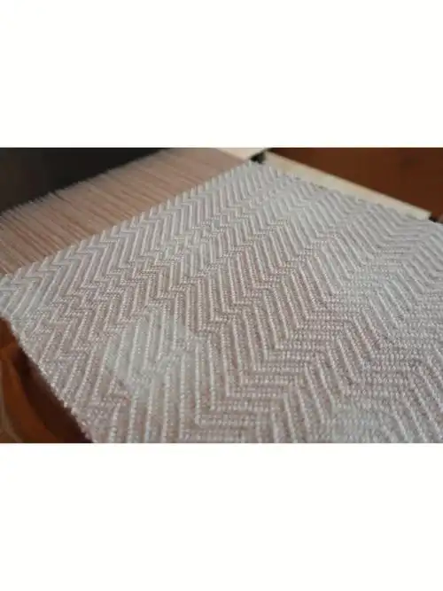 这个是第一次做絣染织了很谨慎的斜纹因为想破掉絣的方块开始是一个