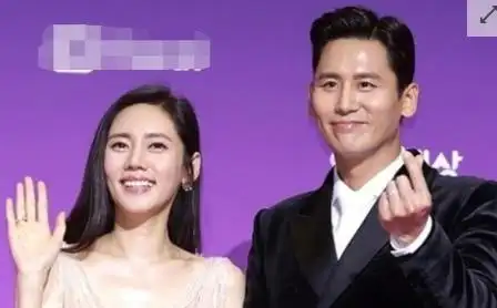 秋瓷炫于晓光撒狗粮 红毯上牵手甜蜜爆棚