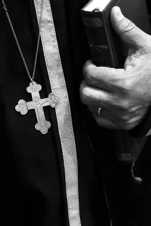 成年人,手,一个人,竖图,黑白,室外,特写,珠宝,仅一个男性,十字架,圣经
