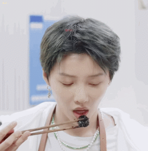 就连刘雨昕本尊品鉴排骨时的表情也是如此上头,难怪要被陈伟霆劝说"