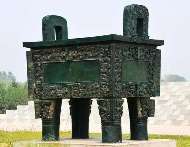 九鼎,乃远古时代的最高标志,号称华夏第一神兵,根据史籍记载,九鼎本就