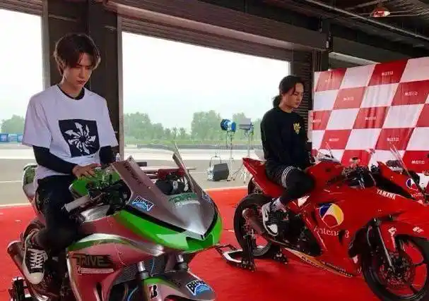 陈情令南京演唱会现场照片曝光,王一博骑粉色小摩托和肖战同台_黑色