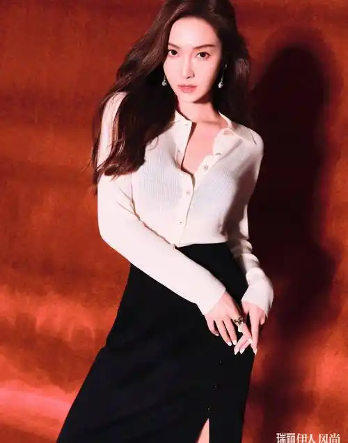 郑秀妍炽热闪耀大片 穿抹胸黑裙勾勒曼妙身姿 明艳火辣 妩媚撩人_红色