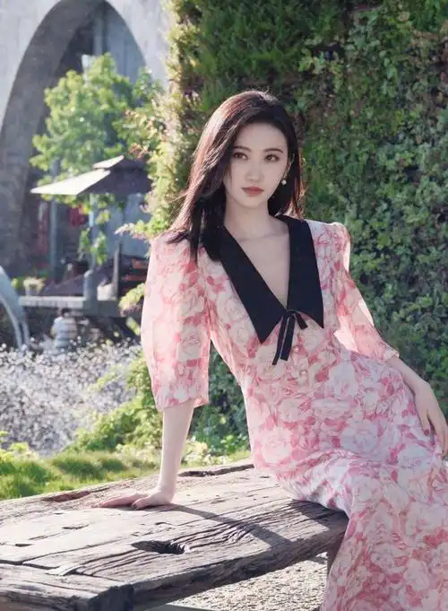 景甜身穿粉红花纹长裙清新优雅曼妙身材美得让人窒息