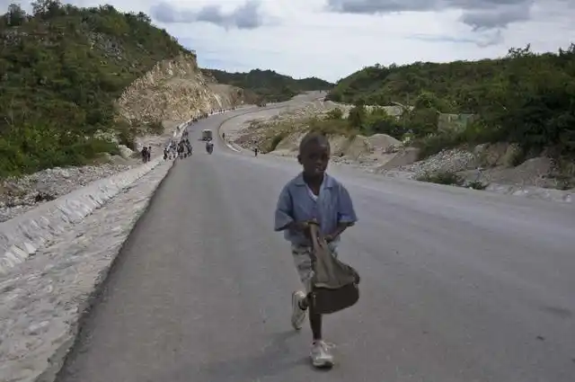 除了凉山悬崖村世界上这些孩子经历最危险的上学路