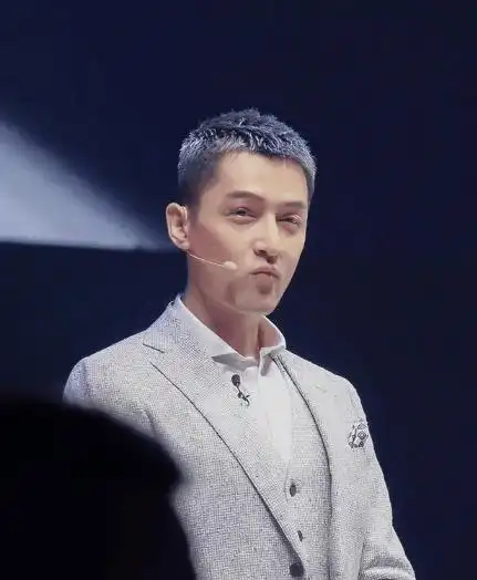 胡歌新发现奶奶灰寸头现身,噘嘴卖萌,网友:老了满目沧桑