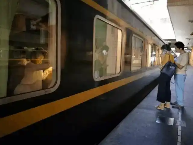 父亲蹲在火车站台边抱头痛哭 背后故事让人不忍