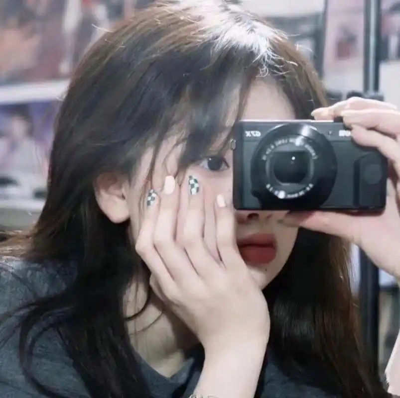 女生头像‖美女拿相机头像91 请保持微笑的眼睛,才能看见更美的风景