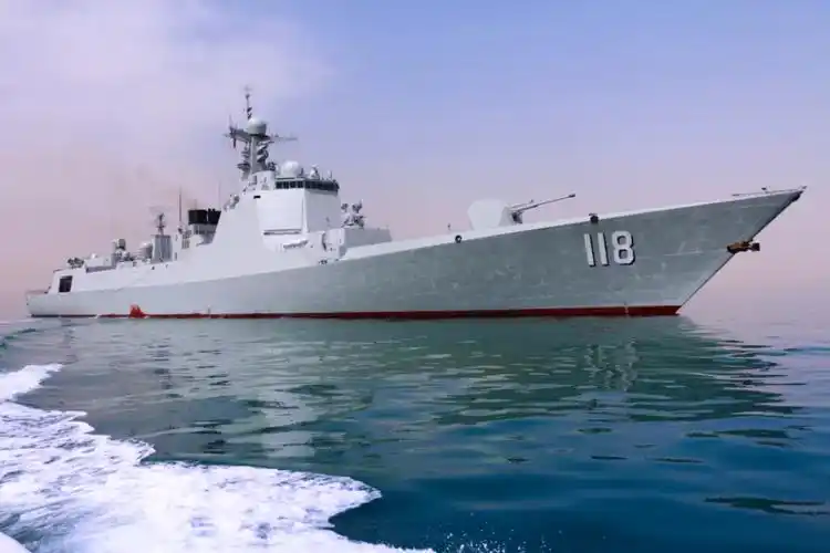 体型对比,"乌鲁木齐"舰略显娇小