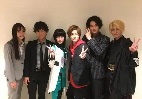 首先是假面骑士01官方发布的演员合影剧照,表示最终舞台剧在大阪的