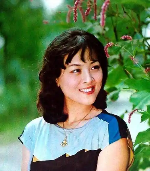 80年代女星陈肖依,《神女峰的迷雾》首次触影,第一任丈夫是卢君_电影
