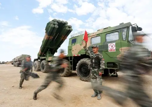 中国远远甩开俄军?姊妹火箭炮咱射程150公里,它们一辈子90