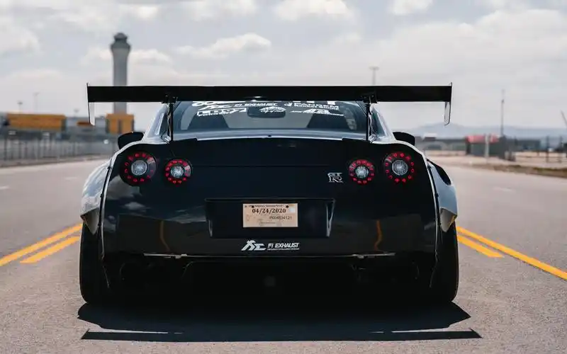 耳朵借我!无消音桶的火箭兔宽体gtr r35改装 fi 特制排气