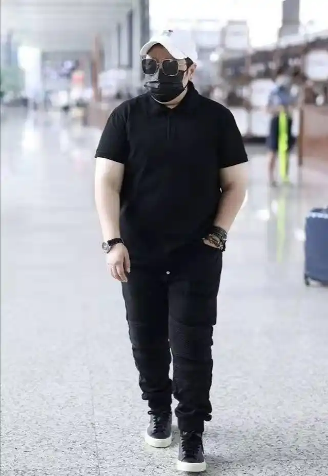 韩红瘦40斤身形变化大,穿潮牌戴名表走机场,腿细到塞不满裤管