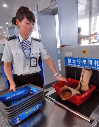 西安机场执行"脱鞋安检"(组图)
