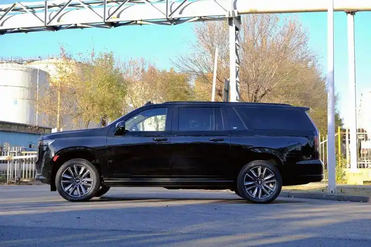 凯迪拉克凯雷德柴油加长版运动版搭配黑外棕内这气场一下就起