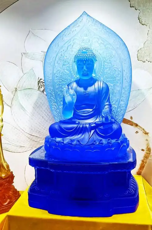 东方三圣,又称药师三尊,相对于西方三圣而言,是东方净土琉璃世界的三