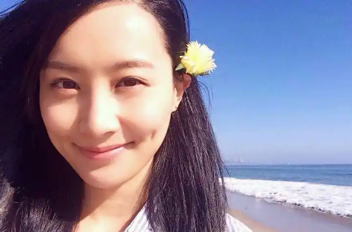 再加上她本来就长得甜美,一头黑长直,两个小酒窝,笑起来甜甜的