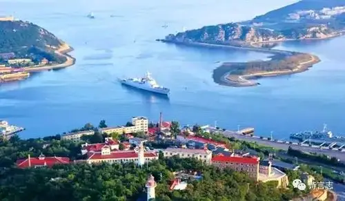 一艘特殊军舰现身旅顺港三根硕大柱子引人关注舰艏配一条金龙