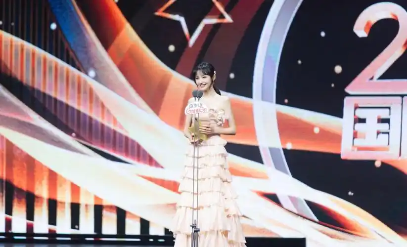 郑爽首次上王牌彻底放开,戴皇冠cos安娜公主太相似,这打扮少见_礼服