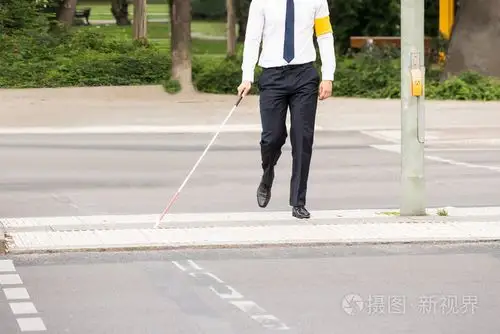 走在大街上的盲人
