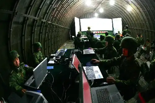 这是2006年11月15日,"前卫-206b"军演炮兵指挥部在紧张作业. 新华社发