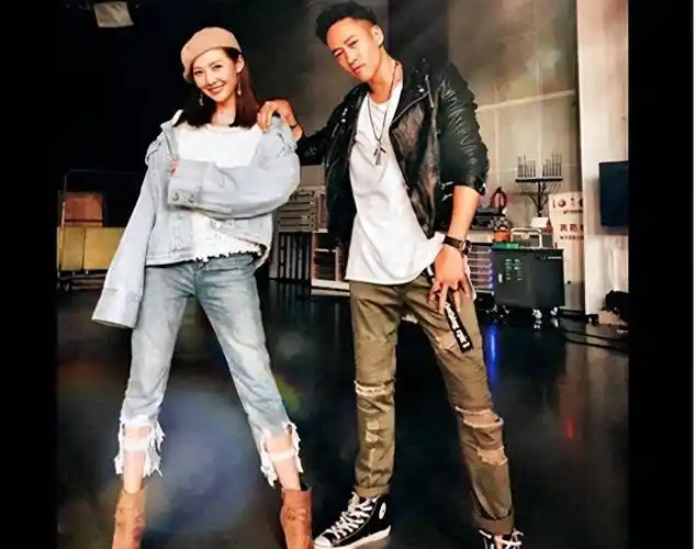 何润东的妻子以令人难以置信的美丽震惊了所有人!_时尚_衬衫_白色