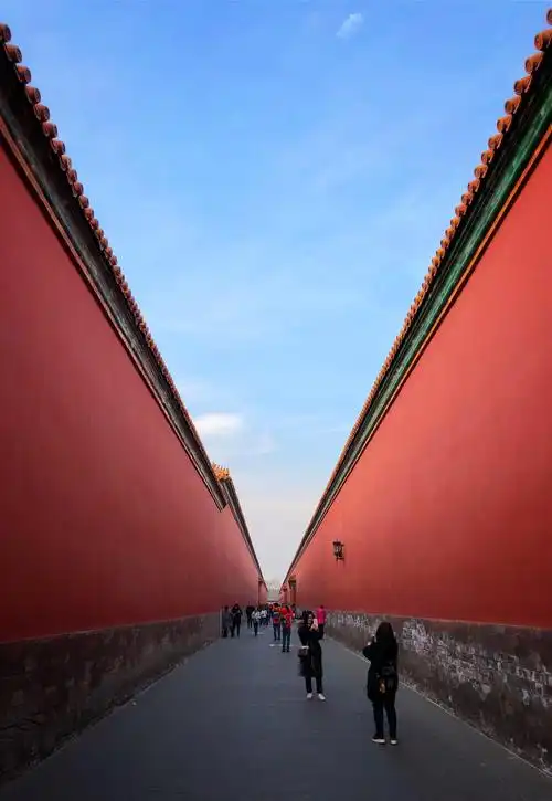 紫禁城的宫墙是红色的……这是最美的红!