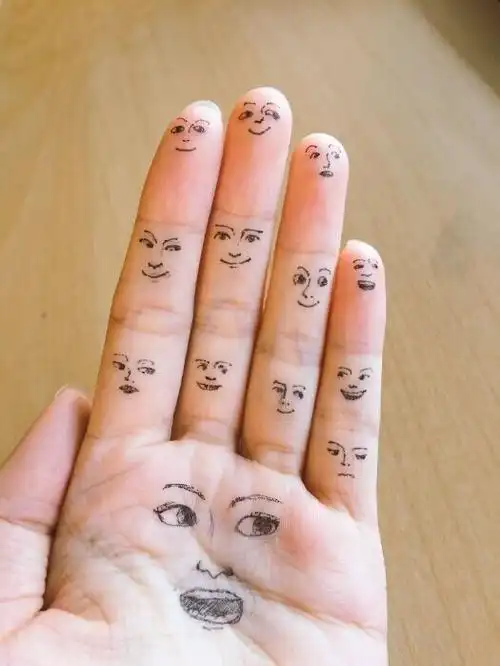 或许是为了测试自己的绘画水平,他用snow软件扫了一下,没想到手指