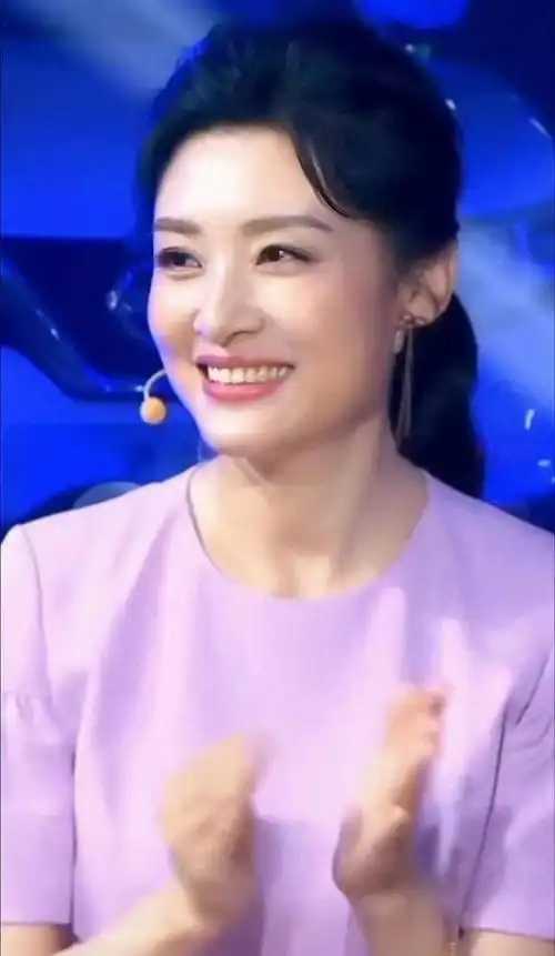 绝美脸型,桃花眼鹰钩鼻!