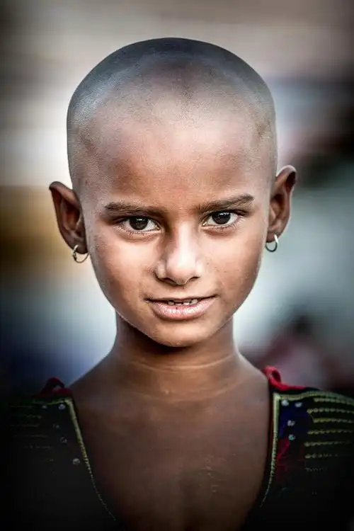 在印度恒河遇到小女孩,不知道为什么要剃光头,可能那里的一