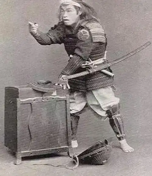 为什么日本武士自尽要选择切腹呢?抹脖子不行吗?