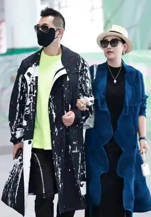 赵文卓老婆真爱炫富,满身大牌走机场似大佬出巡,明星老公似保镖_造型