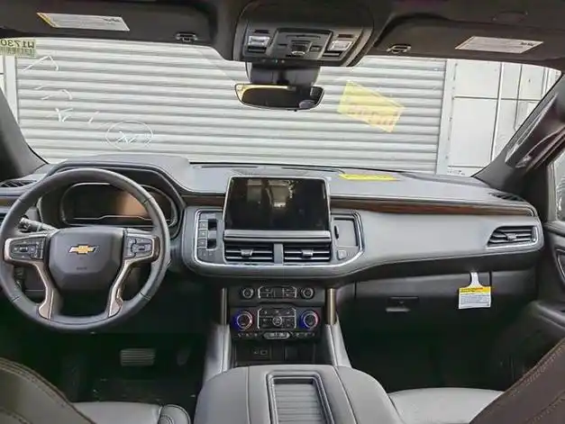 3加长雪佛兰萨博班内饰也是极具美式车型的特征,宽大的内饰并采用了