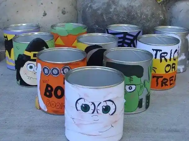 制作步骤:脱去奶粉罐的包装,在奶粉罐的表面随意地喷涂涂鸦颜料最后用