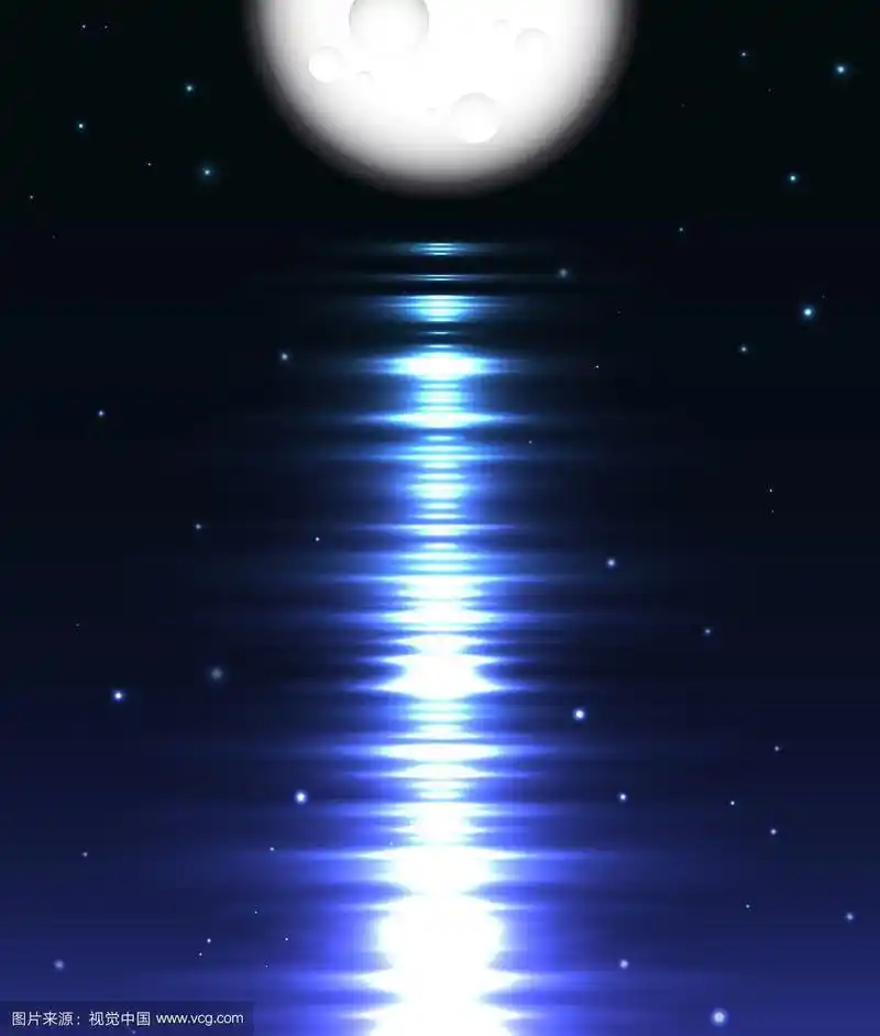 月亮在水中的倒影映衬着黑色