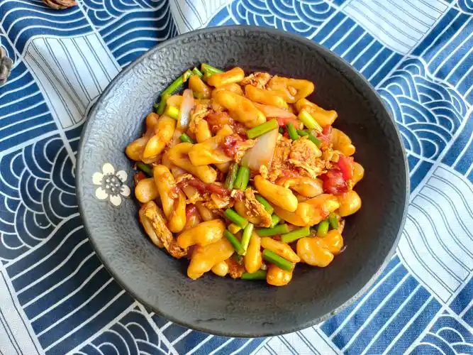 猫耳朵在山西是一种特色面食,做法也很简单,把面条切成小丁,放在篦子