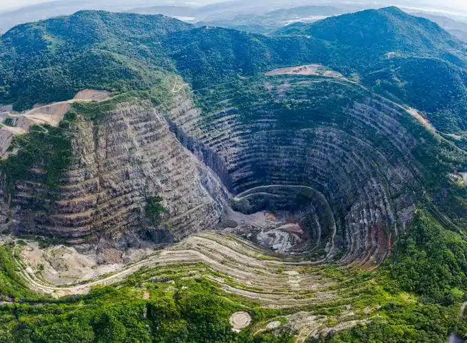 亚洲第一天坑黄石国家矿山公园