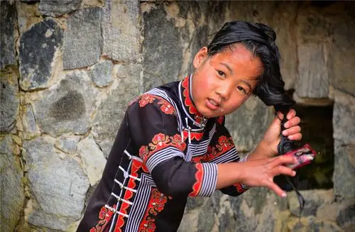 云南这支少数民族年轻人越来越多离开过去女孩各个能染布织衣