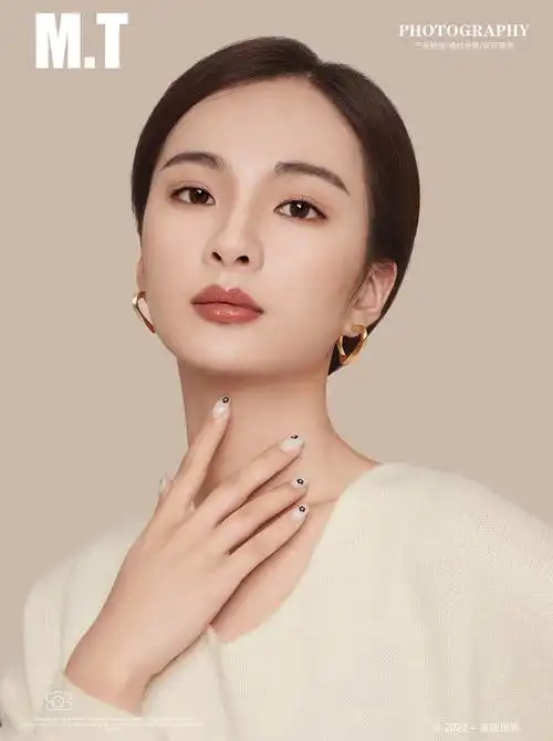 饰品模特耳钉佩戴图