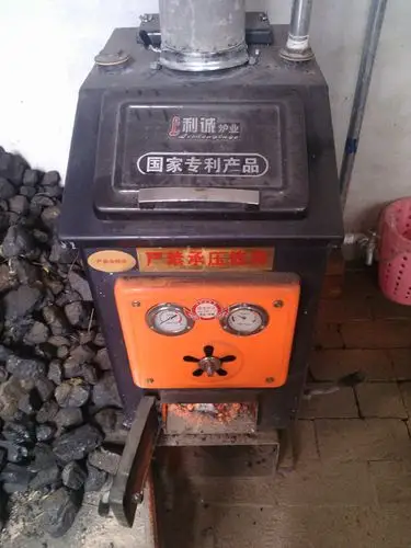 请问这种卧式反烧锅炉怎么烧 , 上面的口是续煤的 下面两个烧炉时怎么