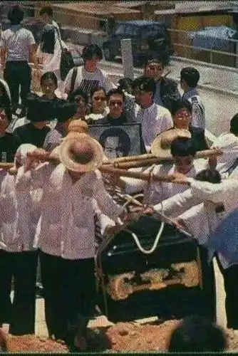 黄家驹葬礼不为人知的照片日本人给他抬棺一名记者说看到遗容痛哭流涕