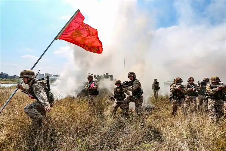 燃强势围观装甲兵战术演练现场