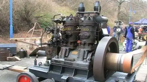 至今百年的老古董柴油机,启动过程顺畅,听声音就知道性能好