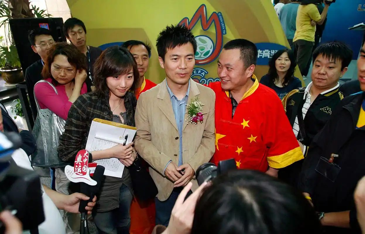 2006年,黄健翔对刚做完手术的妻子孙颖提出离婚,理由是两人没有共同