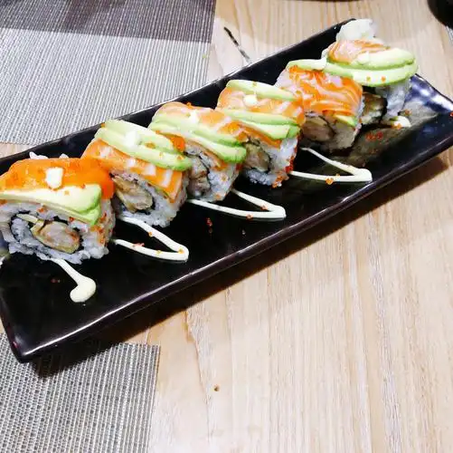 三文鱼牛油果卷中间的炸物丰富了寿司的口感,三文鱼的肉感加上牛油果