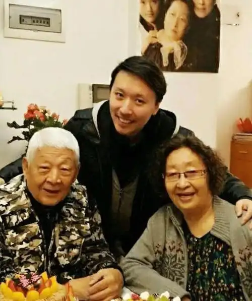 在双方儿女的共同努力调解下,彭玉和陈久荣逐渐克服了心理上的障碍