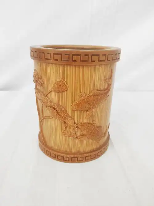竹质工艺品仿古雕刻笔筒批发 荷花图案竹筒 竹子办公圆形笔筒定制