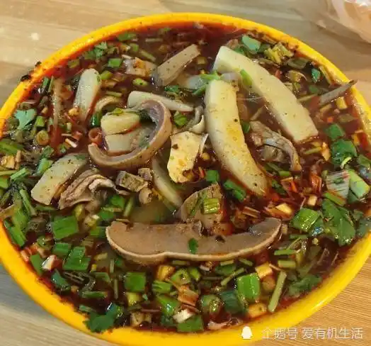 在宁夏,羊杂碎既是风味小吃,又是宴席上人们喜爱的传统名肴.