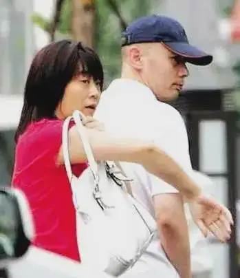 葛优61岁老来得子一家人罕见同框曾丁克34年